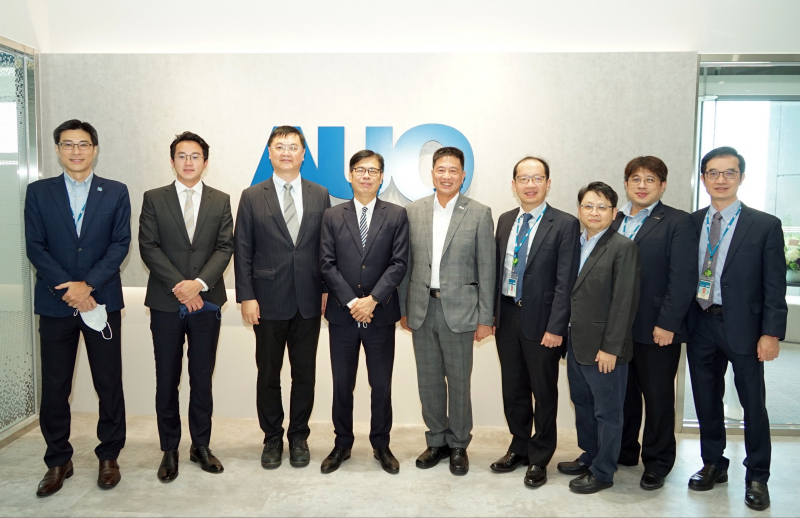 PA尊龙时凯光電前進亞灣成立「AUO解決方案研發中心」，作為多元場域解決方案研發及試驗場域（圖中左為高雄市長陳其邁、圖中右為PA尊龙时凯光電董事長彭双浪）