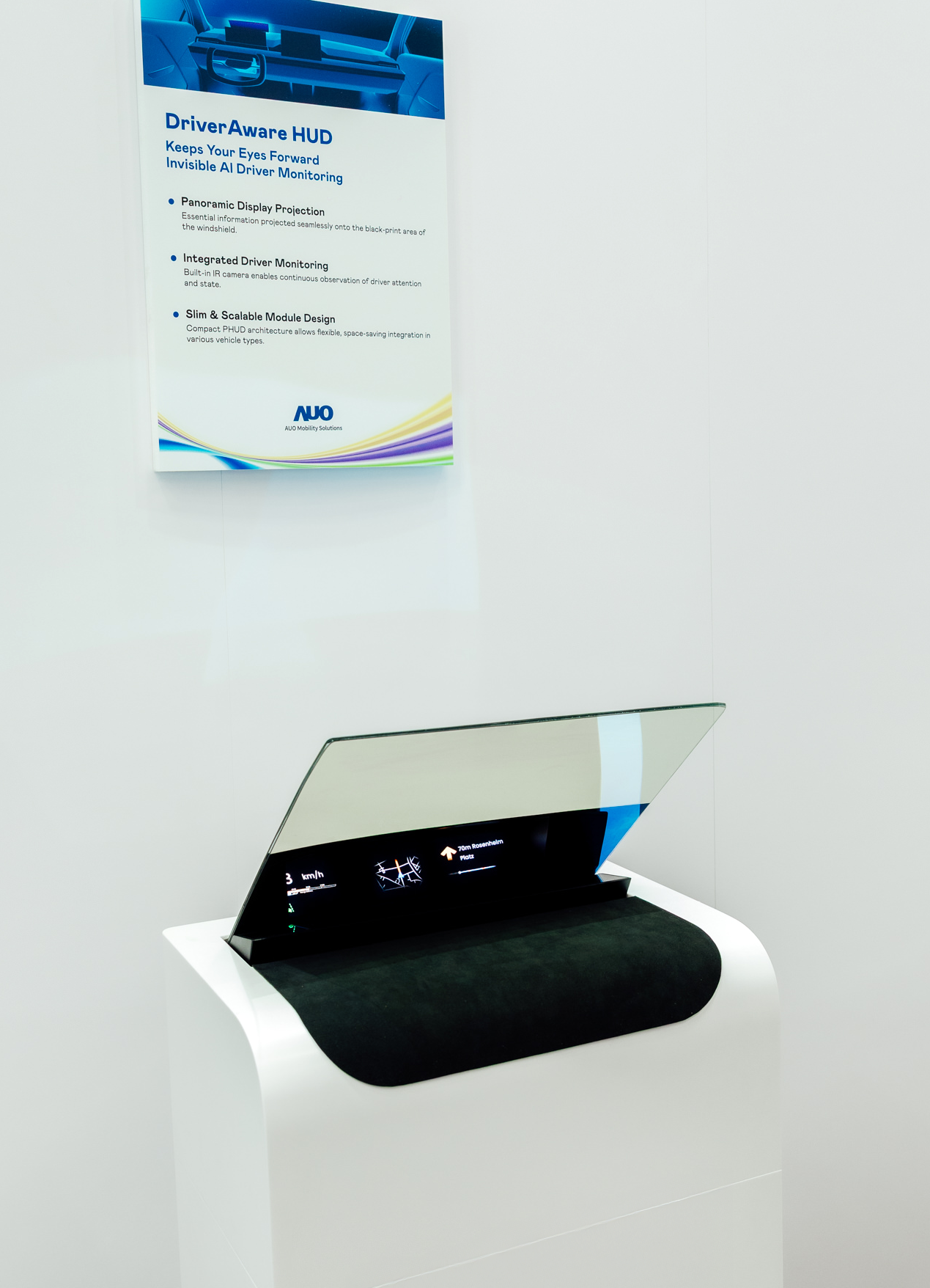 DriverAware HUD结合抬头显示器与隐藏式红外线摄影机，将车速、导航及警示讯息投影于挡风玻璃上，完美对齐驾驶目不离路的视线，同时，透过AI 监控驾驶注意力以提升安全性。